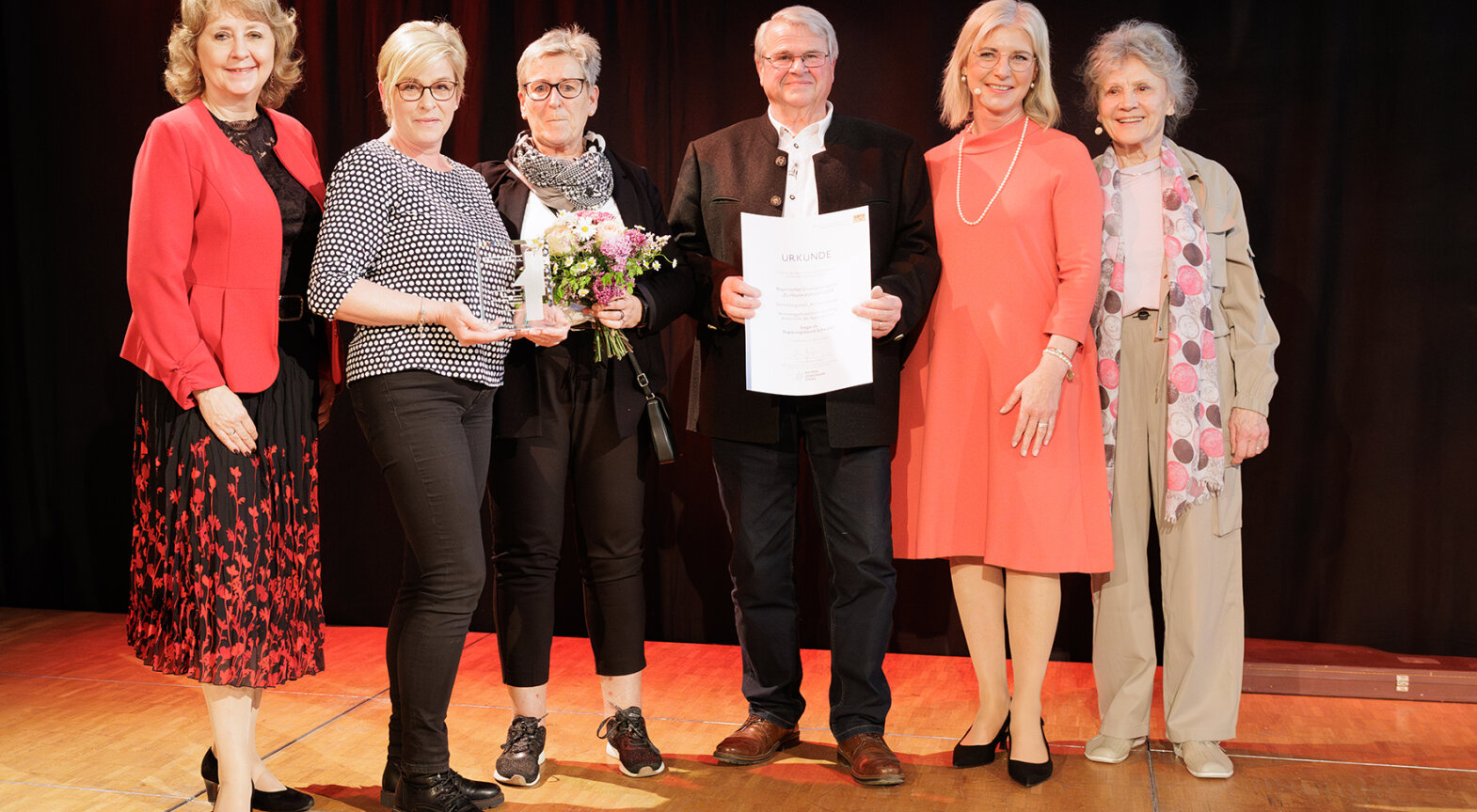 Das Foto zeigt die Preisträgerinnen und Preisträger mit Sozialministerin Ulrike Scharf, Antje Hagen, Schauspielerin und Botschafterin des Innovationspreises „Zu Hause daheim“ und Sabine Beck, Regierungsvizepräsidentin von Schwaben
