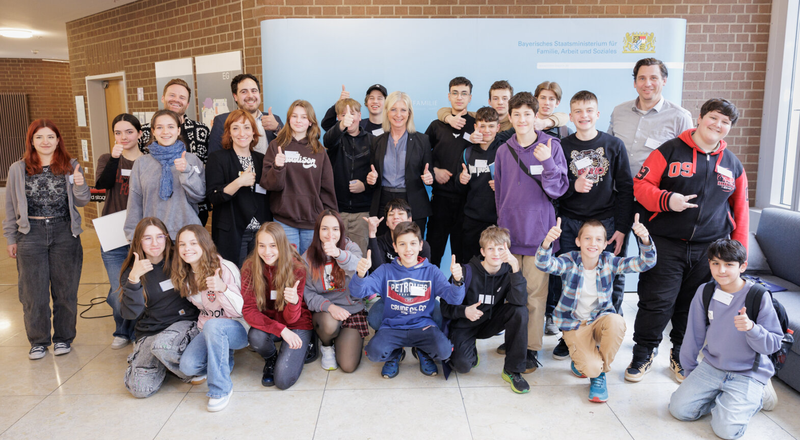 Das Foto zeigt Sozialministerin Ulrike Scharf mit den Teilnehmerinnen und Teilnehmern des Girls’Day und Boys’Day 2024